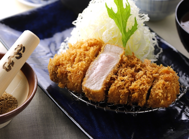 京都生まれの名代とんかつ。食に対して厳しく、洗練された土地、京都。その中で、とんかつ一筋に追求してきた「かつくら」。食材や素材のひとつひとつまで心を配り、健康的で上質なおいしさを追求し続けます。

・アルコールメニューがあります
・テイクアウトまたはお土産あります
・車椅子用の席があります
・お子様用の椅子があります