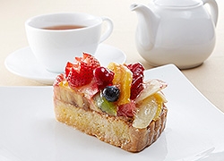 旬のフルーツを使用したケーキとお飲物、フードメニューをご用意しております。ゆったりとくつろげる空間でフレッシュフルーツケーキをお楽しみください。

ご予算の目安：1,200円～

・テイクアウトまたはお土産あります
・電話ご予約できます